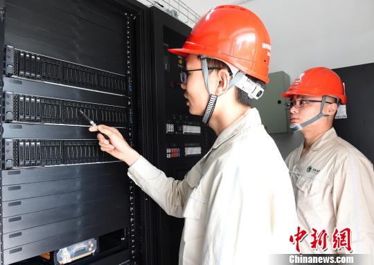 工作人员正在查看交换机运行情况