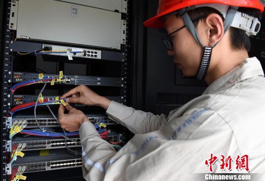 工作人员正在检查交换机设备线路